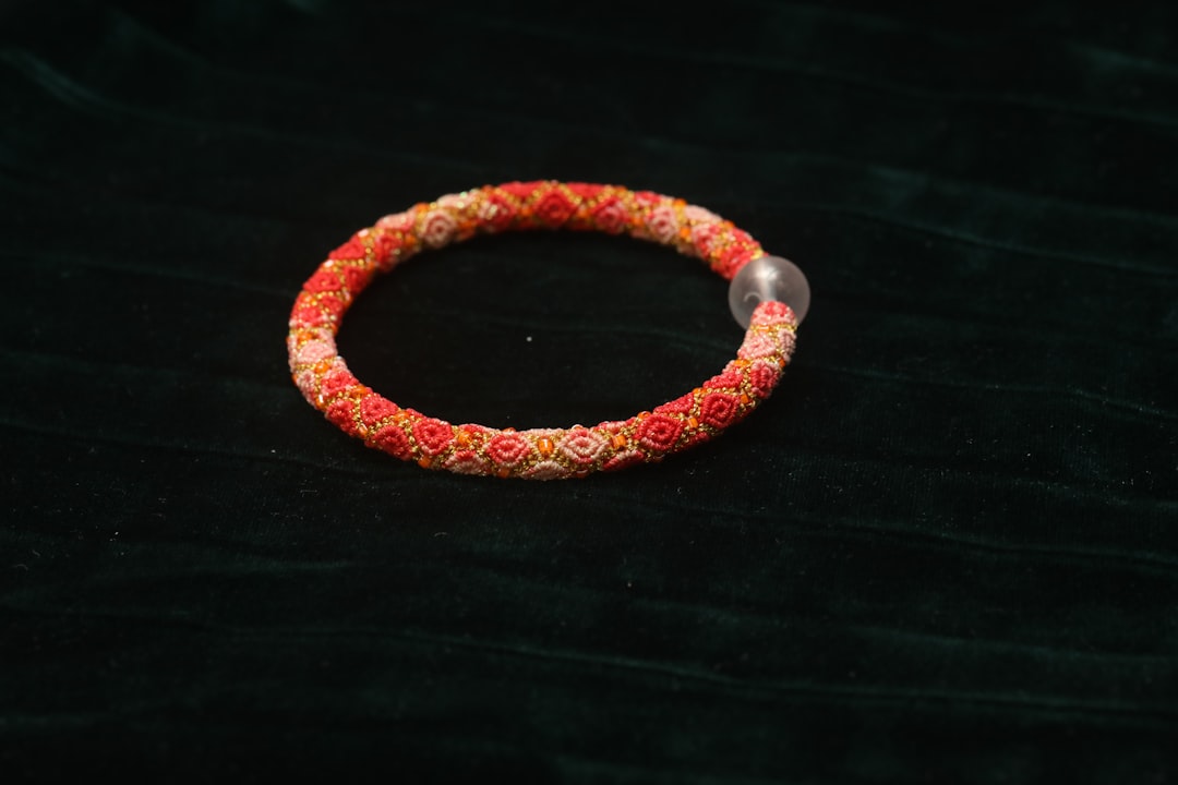 piros karkötő jelentése